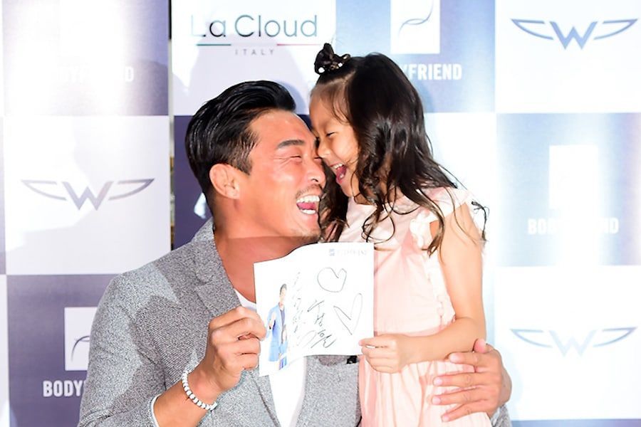 Choo Sarang muestra lo mucho que ha crecido en un evento con su padre