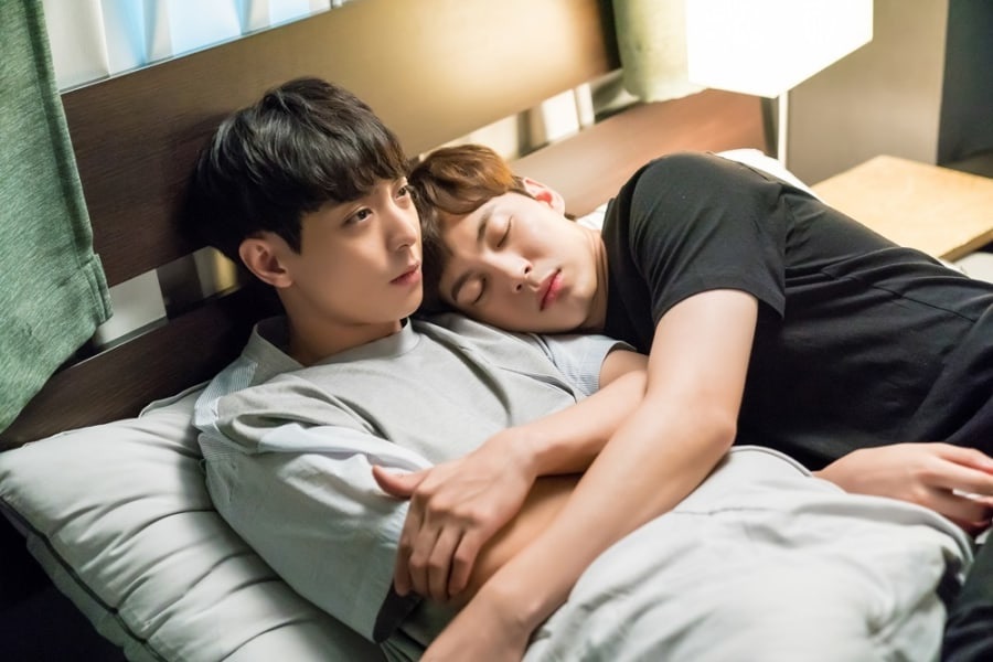Hyun Woo y Hongbin de VIXX se pelan por una manta en “Witch’s Love”