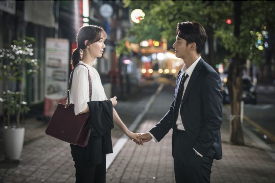 Yoon Shi Yoon y Lee Yoo Young nos recuerdan que un agarre de manos es la muestra pública de afecto más adorable en “Your Honor”