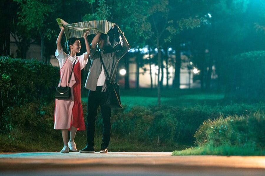 Shin Hye Sun y Yang Se Jong no dejan que la lluvia termine con su dulce momento en “30 But 17”