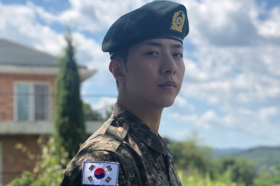 Lee Jung Shin de CNBLUE actualiza a los fans sobre su servicio militar mostrando fotos