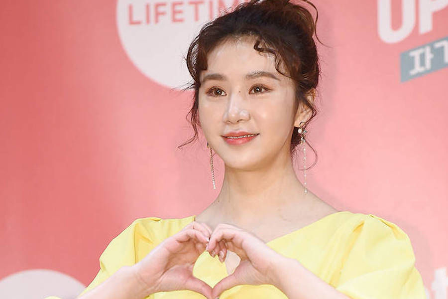 Cao Lu firma un contrato exclusivo con la agencia de Lee Young Ja y Kim Sook