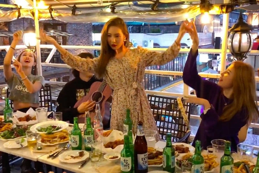Sunmi y su equipo lo pasan genial mientras graban una divertida versión en vivo de su último éxito “Siren”