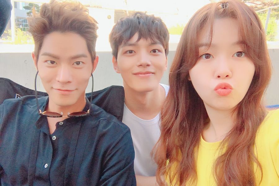 Hong Jong Hyun, Yeo Jin Goo y Minah de Girl’s Day, sonríen en el set de “Absolute Boyfriend”