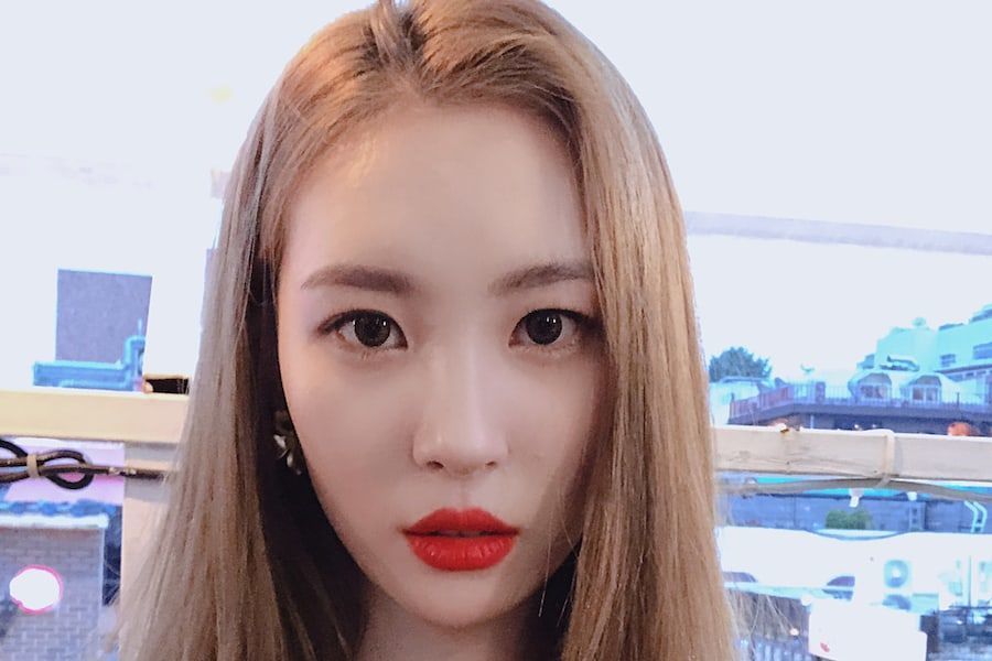 Sunmi cancela su aparición en directo en “Music Bank” debido a mareos