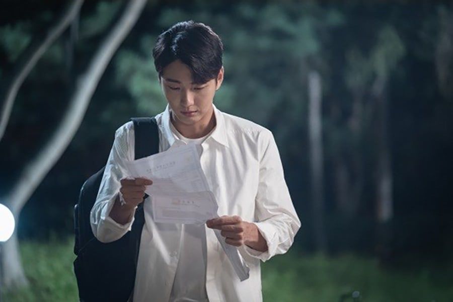 Yoon Shi Yoon se pone sensible por un misterioso documento en “Your Honor”