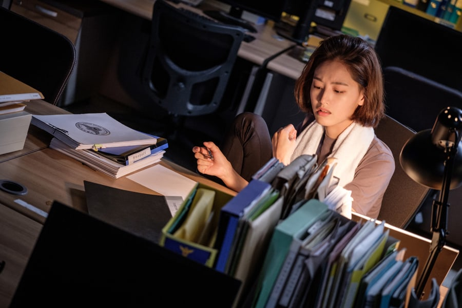Kim Jae Kyung demuestra que su pesonaje es duro en los teasers de “Bad Papa”