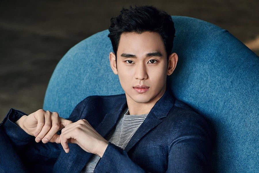 Kim Soo Hyun sonríe con sus compañeros soldados en fotos del ejército