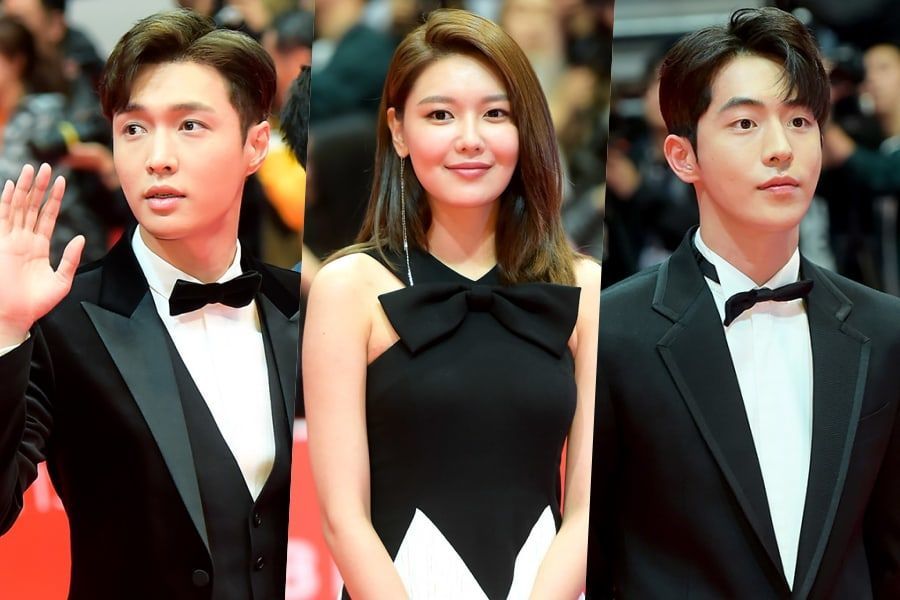 Las estrellas deslumbran en la carpeta roja para la inauguración del 23º Festival Internacional de Cine de Busan