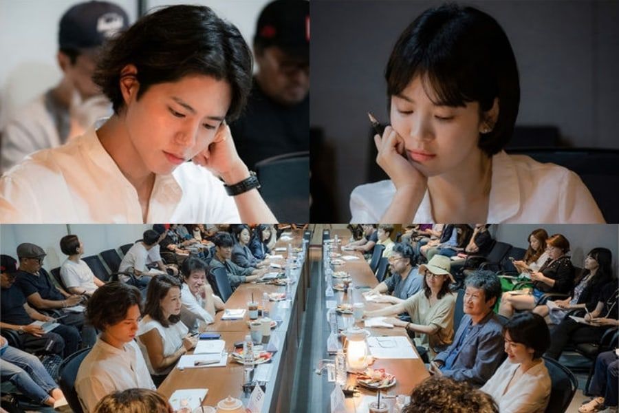 El nuevo drama de Song Hye Kyo y Park Bo Gum revela fotos de su primera lectura de guión