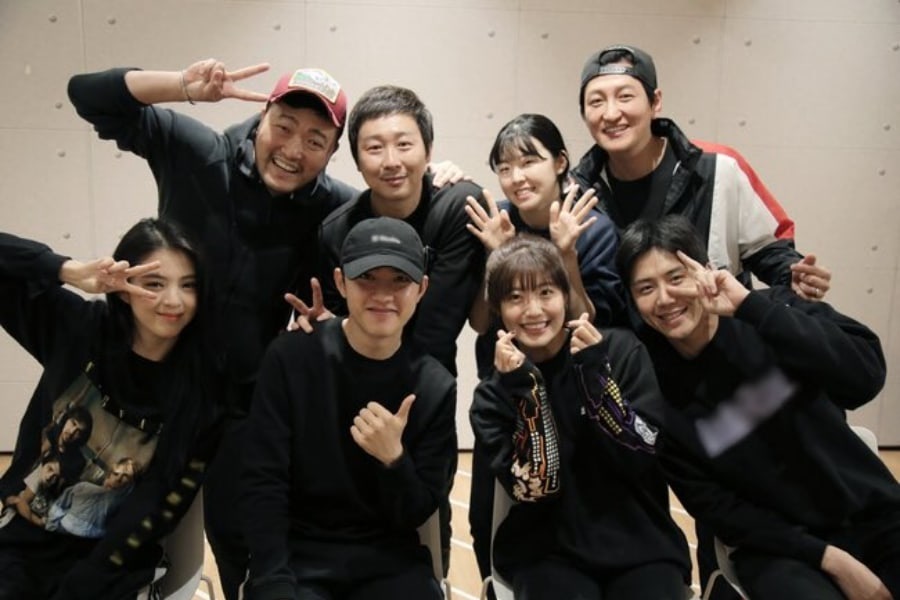 D.O. de EXO se divierte enseñando al elenco de “100 Days My Prince” el baile para “Growl”