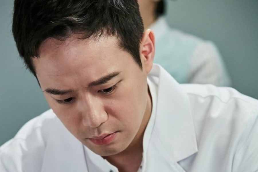 Chun Jung Myung se transforma en un popular médico para su nuevo drama