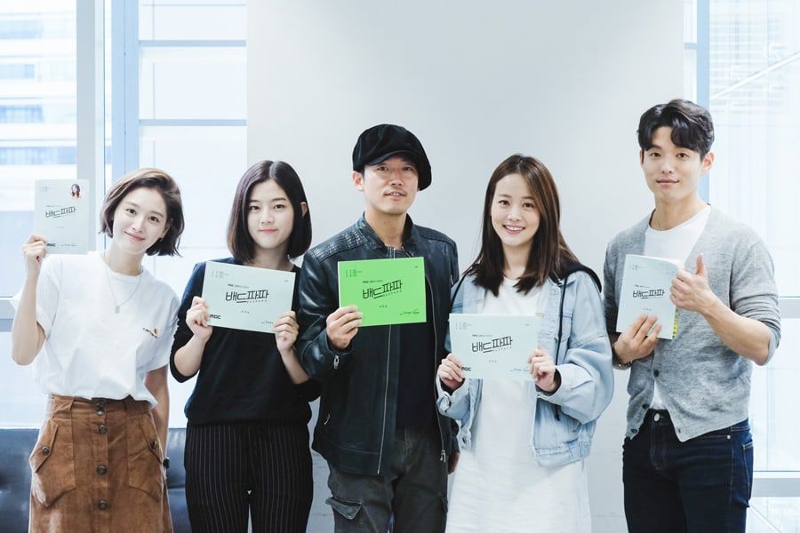 El elenco de “Bad Papa” es todo sonrisas en fotos reveladas del detrás de cámaras del drama