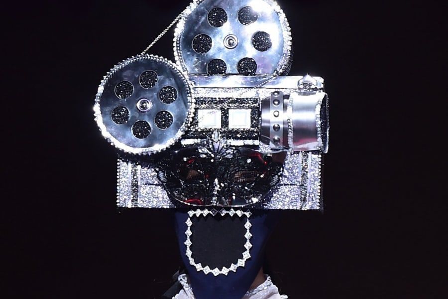 Ex-vocalista principal de un grupo femenino sorprende a todos en “The King Of Mask Singer”