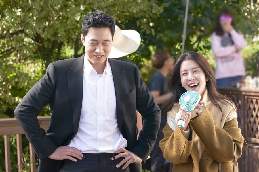 So Ji Sub y Jung In Sun se divierten en nuevas imágenes tras las cámaras de “Terius Behind Me”