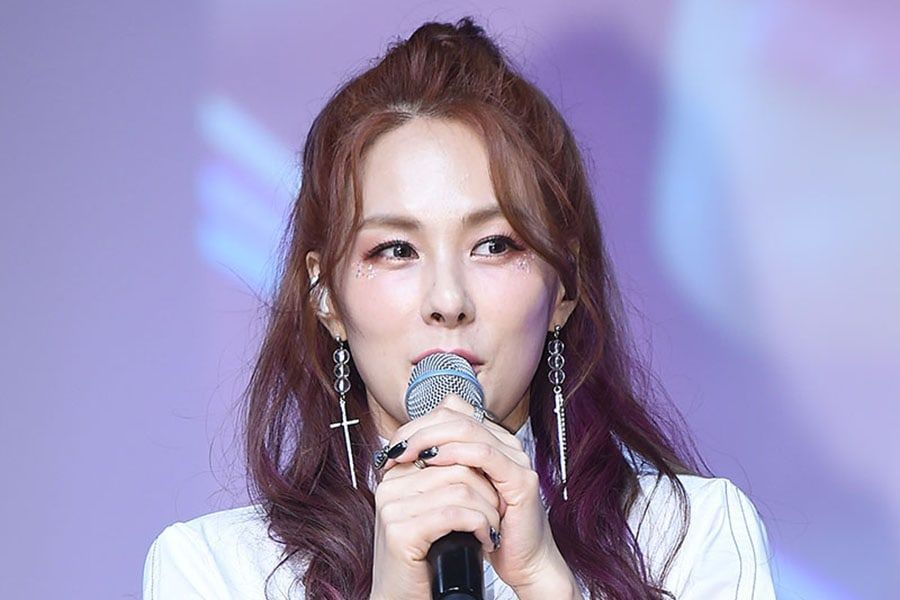 Chae Yeon muestra su apoyo a sus compañeras artistas como senior en la industria desde hace 15 años