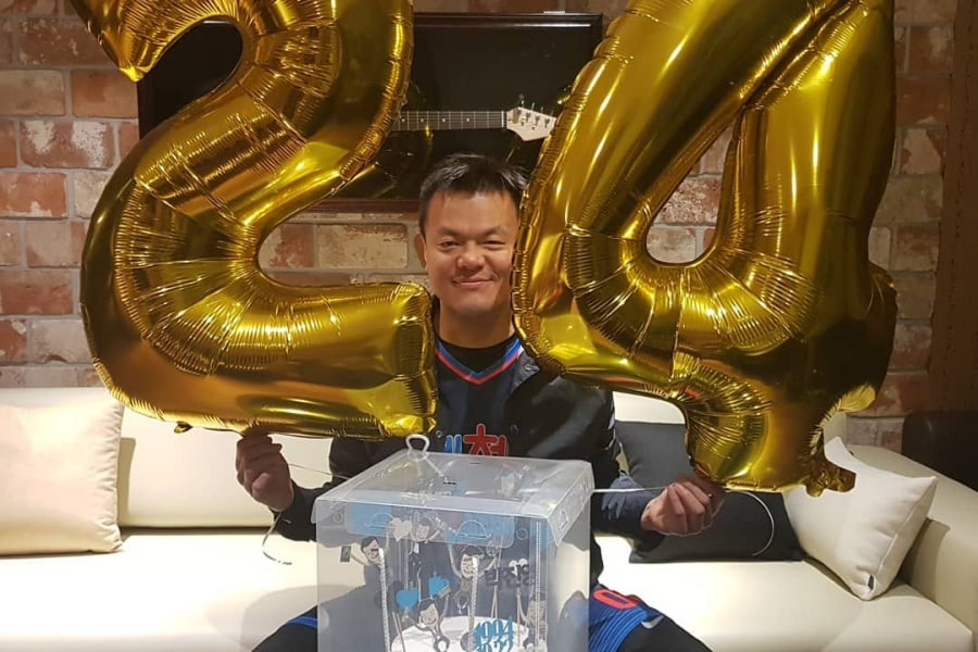 El fundador de JYP, Park Jin Young, celebra su 24º aniversario con un sincero mensaje para sus fans
