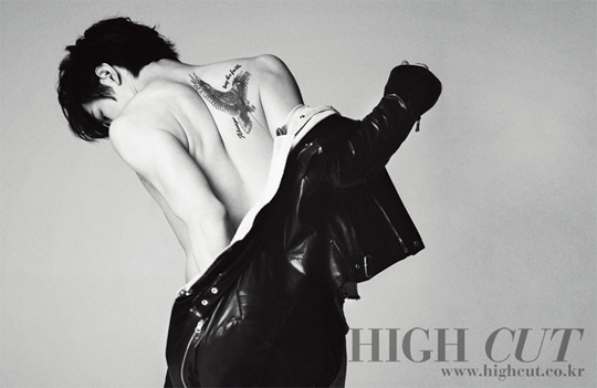 Park Yoochun’s Brother Park Yoo Hwan Shows off Macho Body
