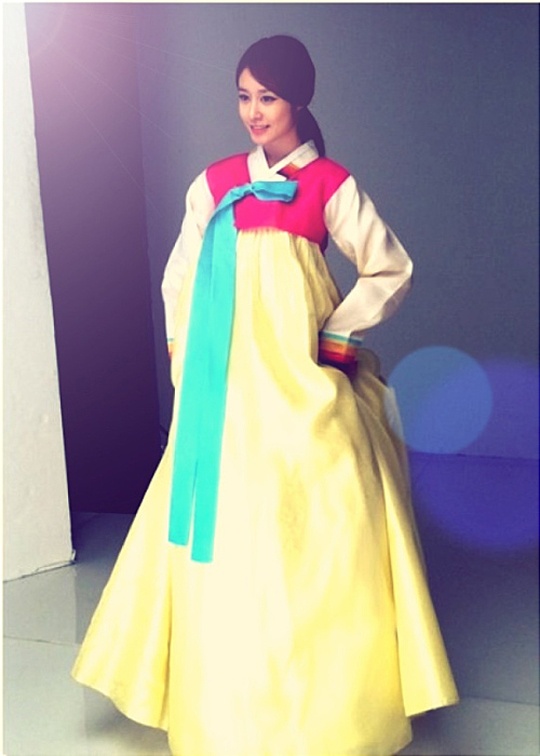 T-ara’s Jiyeon Shows Off Hanbok Style for Lunar New Year Greetings