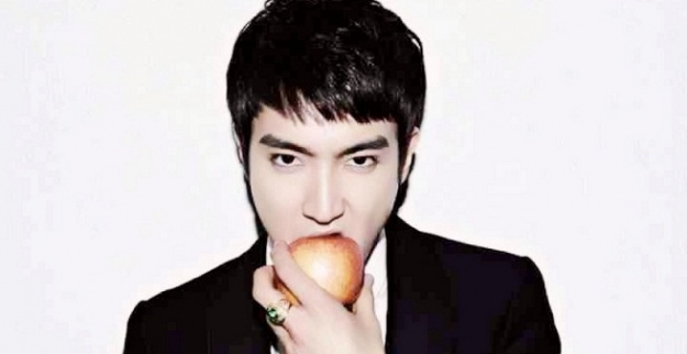 Super Junior’s Siwon Receives Birthday Greeting from Famous Author Paulo Coelho