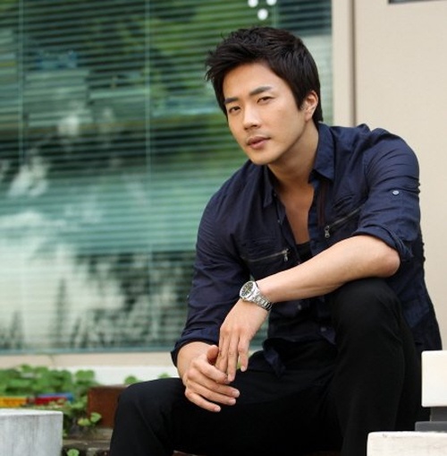 Kwon Sang Woo Recovers from Ankle Injury for "12 Chinese Zodiac Heads"