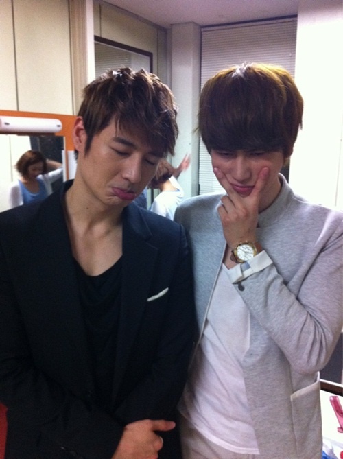 Super Junior’s Kyuhyun Shares Backstage Pictures With Son Ho Young