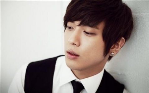 Jung Yong Hwa Looks Shorter Than His Profile Height