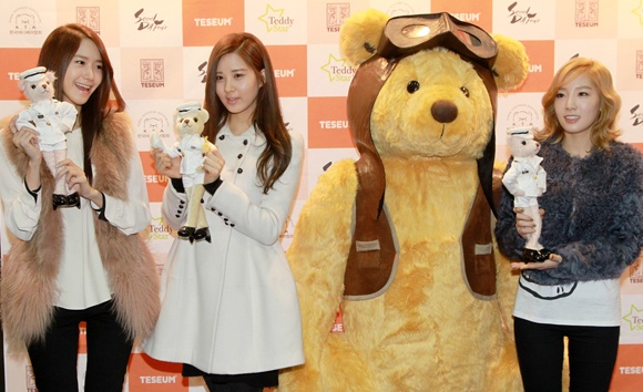 IU, SNSD and T-ara Meet Their Teddy Bear Counterparts at the Seoul Doll Fair