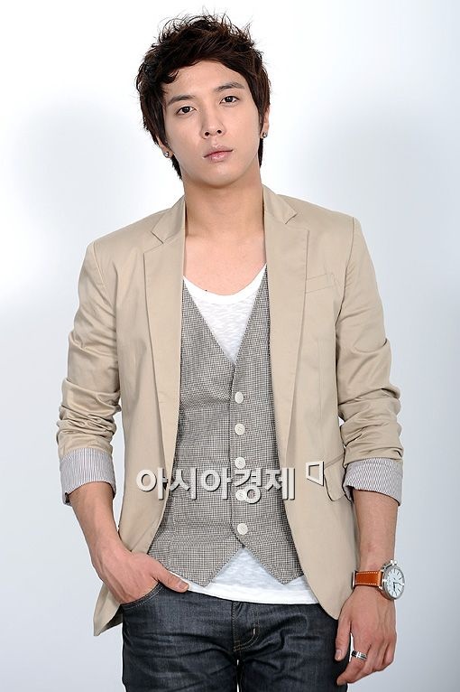 Jung Yong Hwa Resembles Bae Yong Joon in Childhood Photo