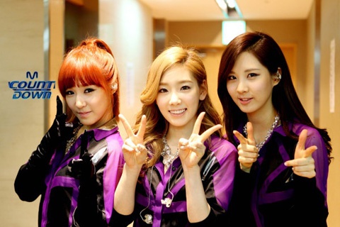 Shinhwa Snaps Photo with Taeyeon, Tiffany, and Seohyun to Celebrate TaeTiSeo’s Debut