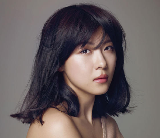 Ha Ji Won Looks Feminine and Dreamy for “Elle”