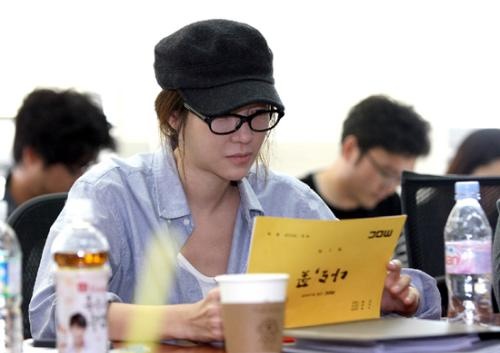 Lee Ji Ah Makes Her First Appearance in Six Months for Script Reading of ‘Me Too, Flower’