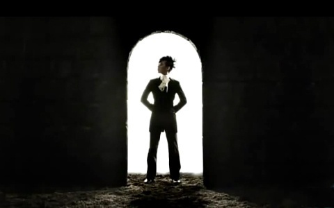 Eat Your Kimchi’s Halloween Special Reviews : G-Dragon’s "She’s Gone" and DBSK’s "Balloons"
