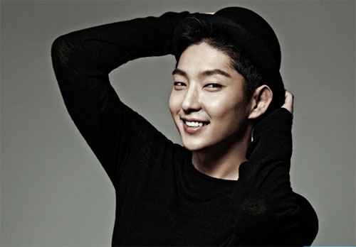 Lee Jun Ki Rips His Pants in the Middle of “Ringa Linga” Performance During Concert
