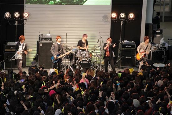 FT Island Promotes New Single in Osaka and Tokyo