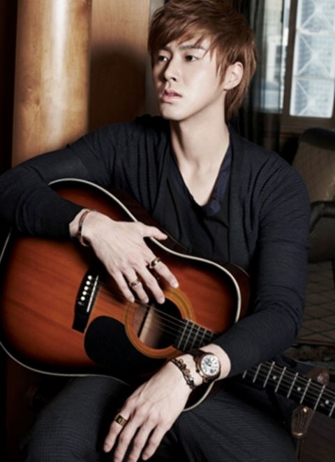 DBSK’s Yunho Looks Strikingly Similar to…