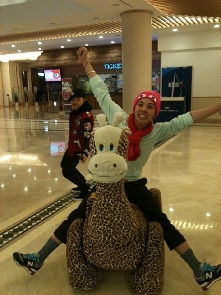 G-Dragon Uploads Adorable and Playful Photo on me2day