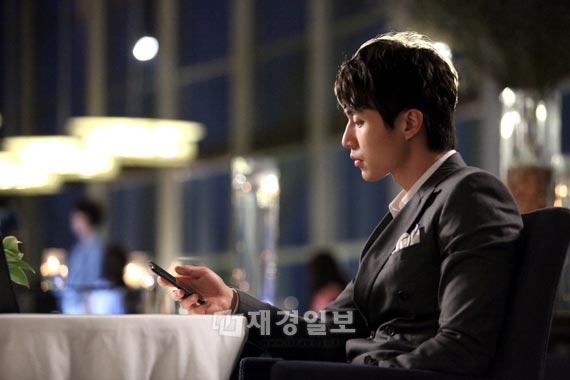 Lee Dong Wook Likes f(x)? What About Taeyeon?