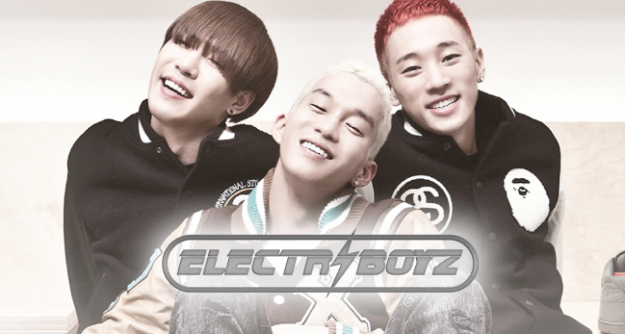 Electroboyz Take a Picture with Brian McKnight after Mini-Concert