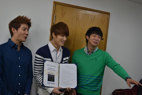 JYJ Receiving "Best Idol Star Award" from KBS (Video Clip)