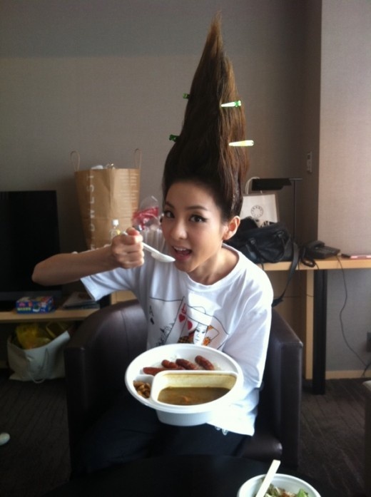2NE1’s Dara Upgrades "Vegeta" Hairstyle