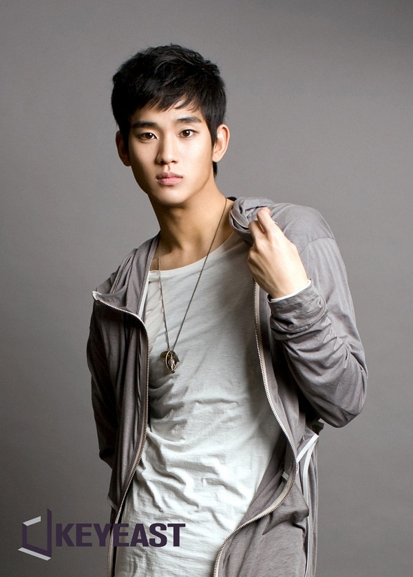 Kim Soo Hyun Celebrates 24th Birthday with Fans on the Set of “The Moon that Embraces the Sun”
