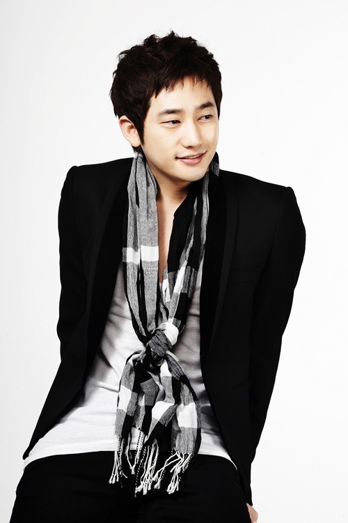 Park Shi Hoo Makes Cover of Japanese Magazine
