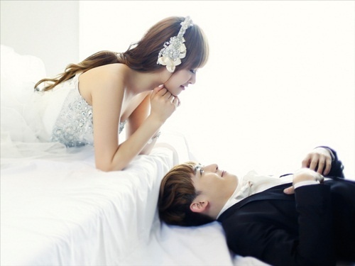 Victoria Unveils Different Wedding Dresses for "We Got Married"