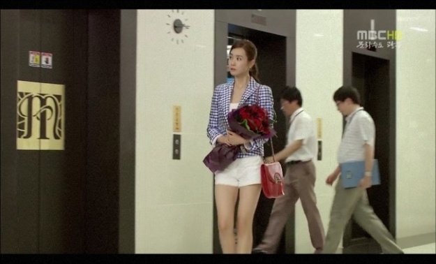 Fashion Closet: Lee Da Hae’s Chic Handbags from “Miss Ripley”