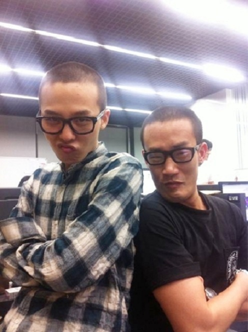 G-Dragon Poses With Doppelganger Manager