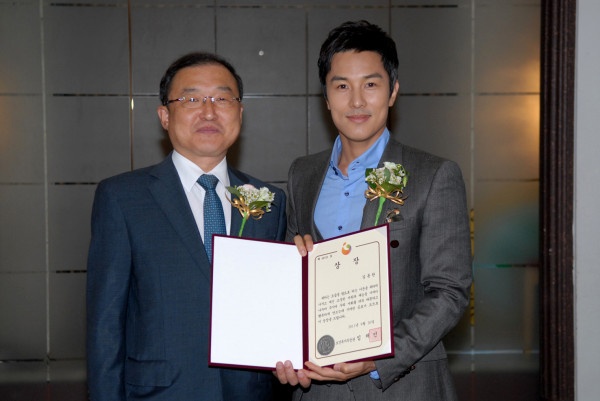 Kim Dong Wan Receives Award as "Sharing Person of The Month"