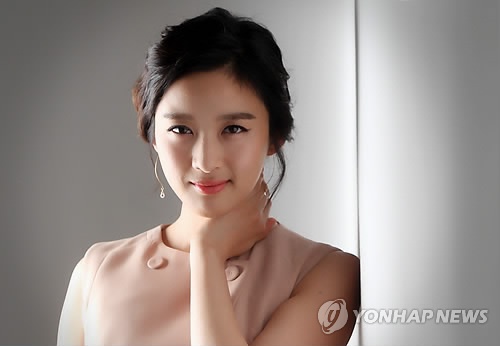 Lee Chung Ah Unveils a Set of Four Cute Facial Expressions