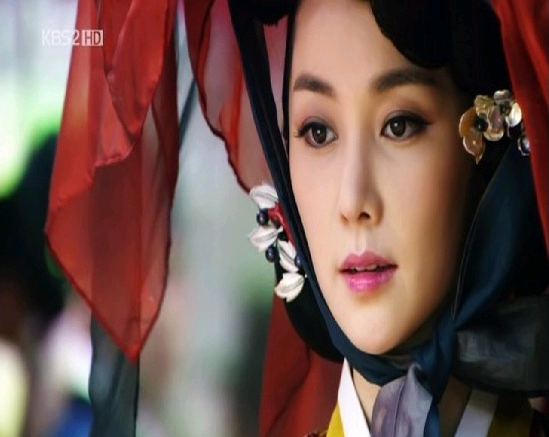 "The Moon that Embraces the Sun’s" Queen Used to Be Part of Girl Group