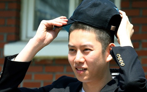 Heechul Leaves for Army